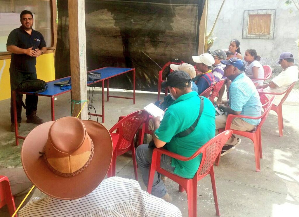Fercho_Cruz90's tweet photo. #InfoMAG | Capacitación sobre rabia bovina a ganaderos de los recintos #Sálima y #Chapil cantón #Atacames #SomosMAG https://t.co/URUG0hLh0N