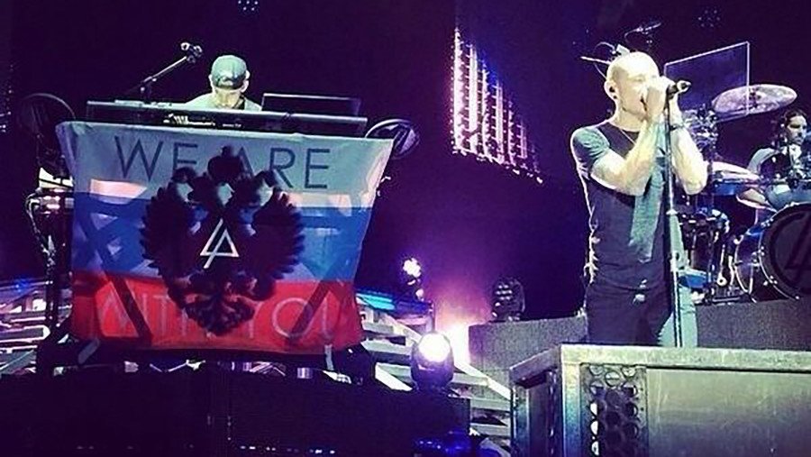 RT_russian's tweet photo. «Я выражал боль через свою музыку»: ушёл из жизни солист Linkin Park Честер Беннингтон https://t.co/5WnsOAIrY0 https://t.co/IIUGSSHk7Z