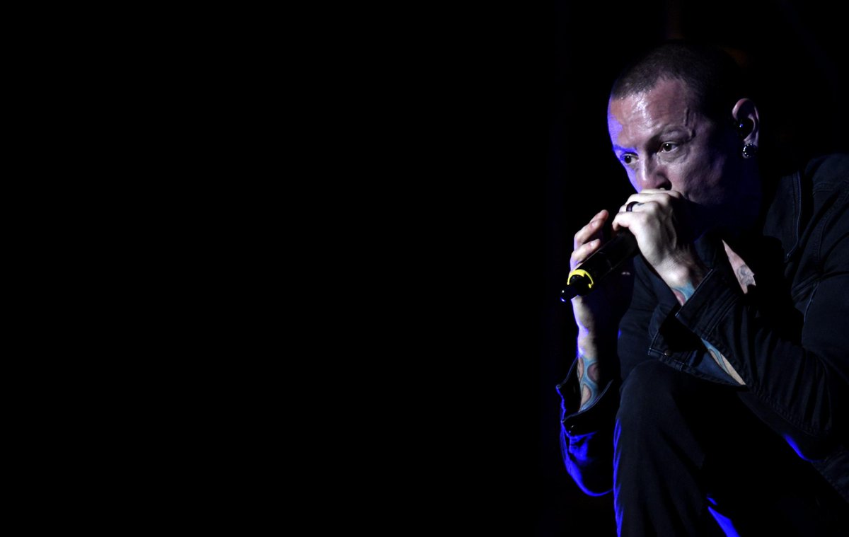 RaiNews's tweet photo. Le foto di Chester Bennington, cantante Linkin Park, morto suicida a 41 anni nel giorno compleanno di Chris Cornell →https://t.co/OFIzEyPkkQ https://t.co/v8r7tJGkPz