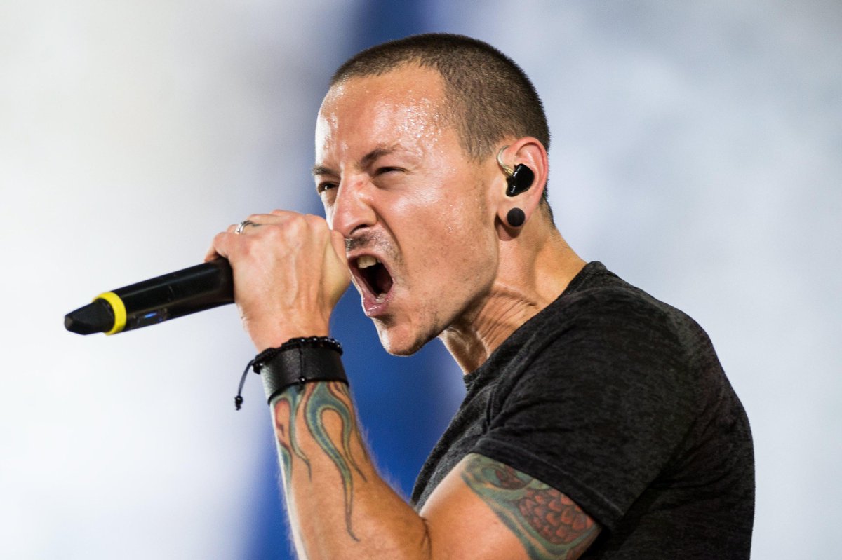 RaiNews's tweet photo. Le foto di Chester Bennington, cantante Linkin Park, morto suicida a 41 anni nel giorno compleanno di Chris Cornell →https://t.co/OFIzEyPkkQ https://t.co/v8r7tJGkPz
