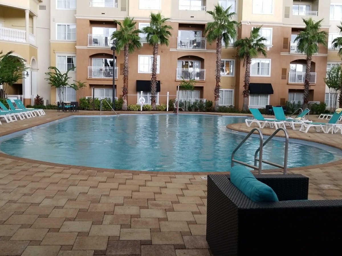 kierstenkrum's tweet photo. Storm rolled in...which means I have the place to myself. Well, me and the bartenders, natch #RWA17 #Orlando #FirstTimeInFlorida https://t.co/s1JTUxTr2Q