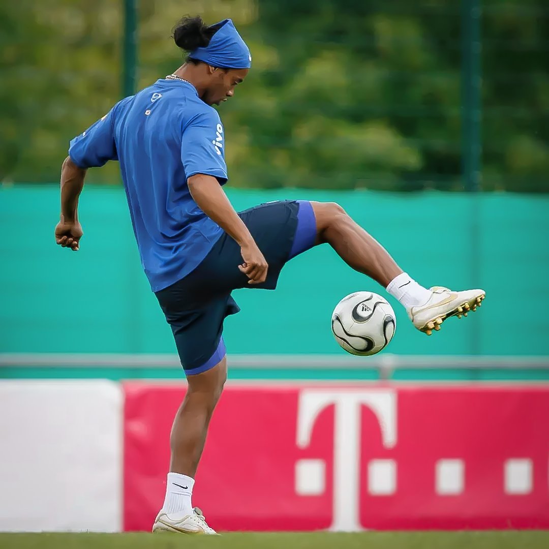 10Ronaldinho's tweet photo. ⚽️⚽️ #soccer #football #goals https://t.co/v1LkA0TNsv