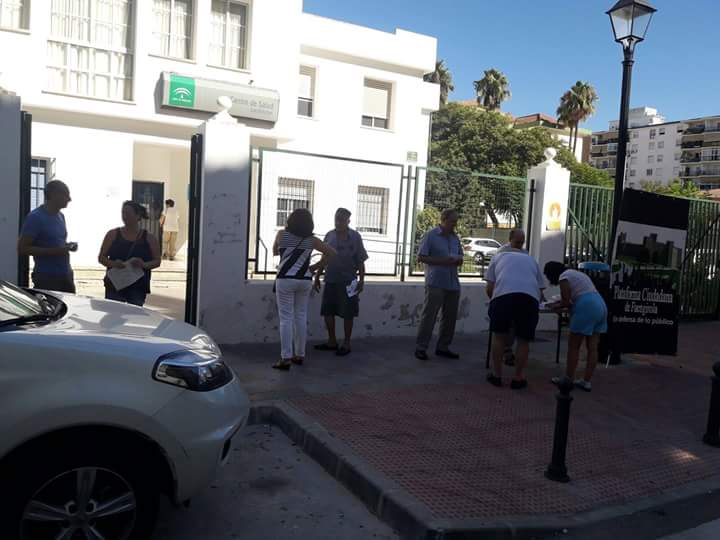plataformafuen's tweet photo. Hoy, en el ambulatorio de los Boliches, muchas firmas, el pueblo dice no a un contrato de 25 años. El #agua es de TODOS!! #Fuengirola0 https://t.co/5iCLFm104H