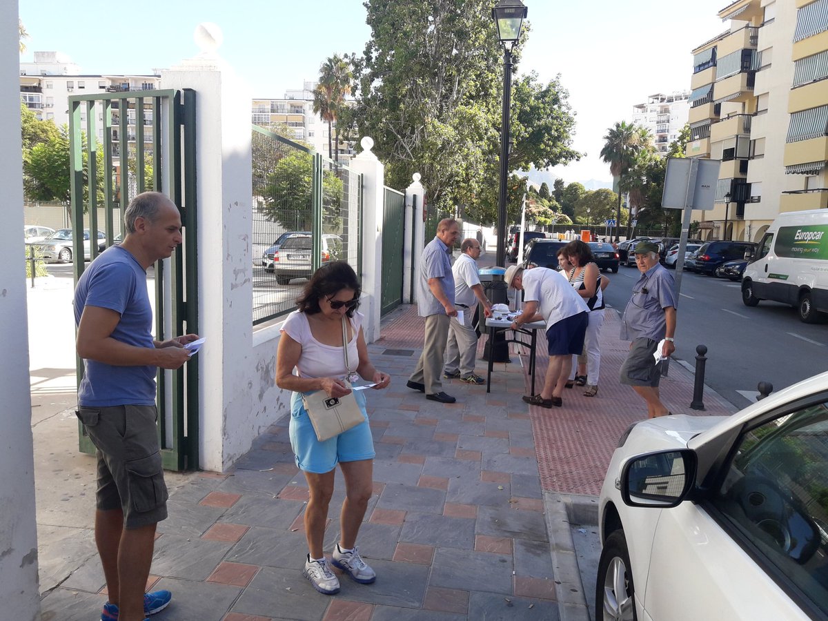 plataformafuen's tweet photo. Hoy, en el ambulatorio de los Boliches, muchas firmas, el pueblo dice no a un contrato de 25 años. El #agua es de TODOS!! #Fuengirola0 https://t.co/5iCLFm104H