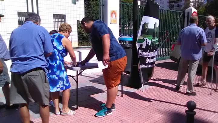 plataformafuen's tweet photo. Hoy, en el ambulatorio de los Boliches, muchas firmas, el pueblo dice no a un contrato de 25 años. El #agua es de TODOS!! #Fuengirola0 https://t.co/5iCLFm104H