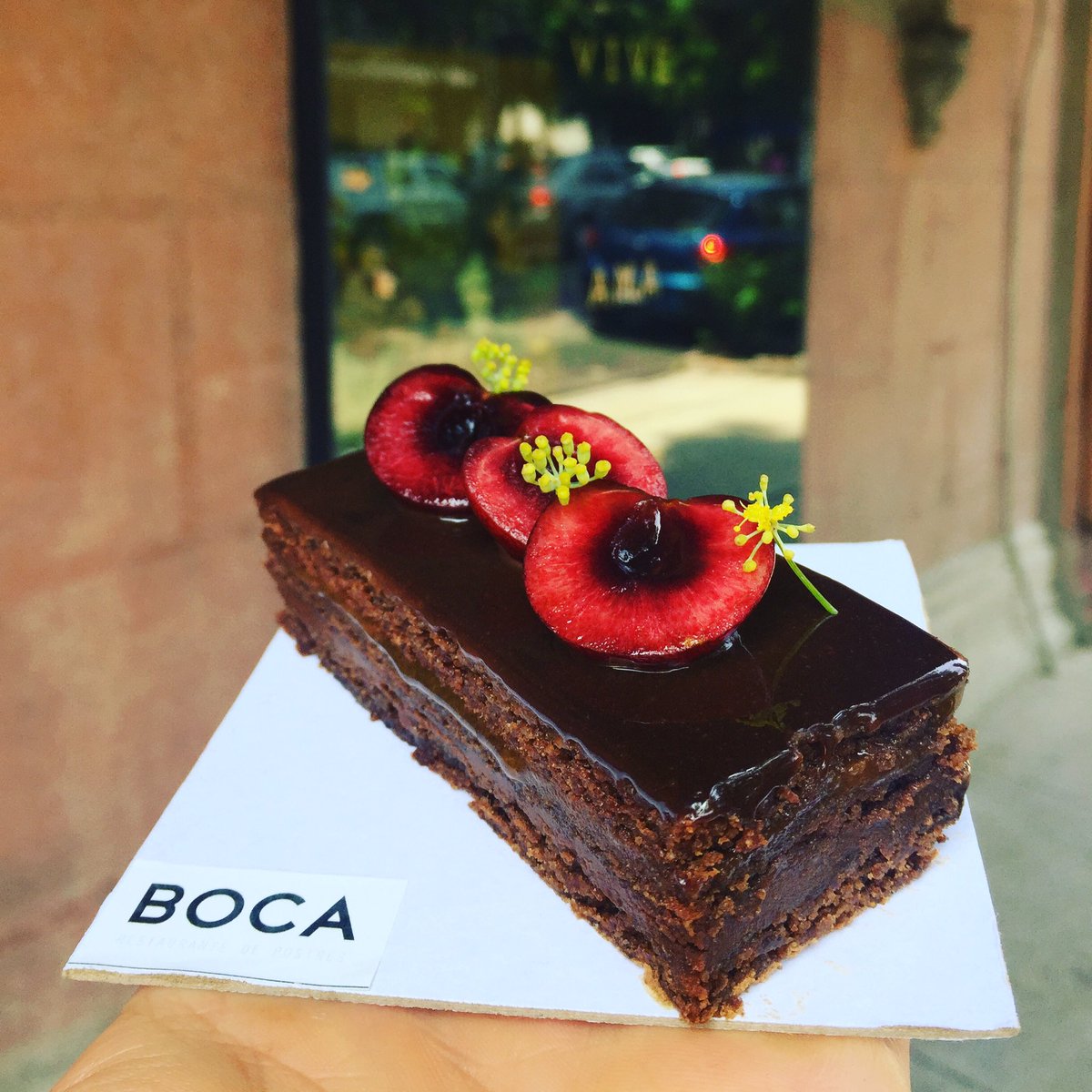 bocapostres's tweet photo. ¿Ya probaron nuestro sacher?🍺👄¡Maridamos con cerveza artesanal! Estamos en @LaRomaDF #ElPostreVaPrimero #ComePostre https://t.co/Bafgg11SRg