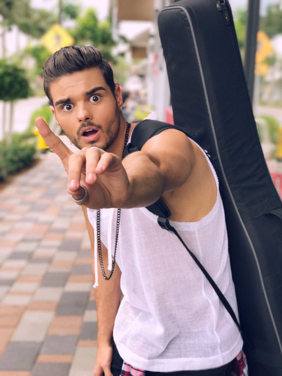 AbrahamMateo's tweet photo. . @farrukoofficial @christiandmusic  están listos? Solo falta 1 hora #LocoEnamoradoVideo https://t.co/j0j9rgITN3
