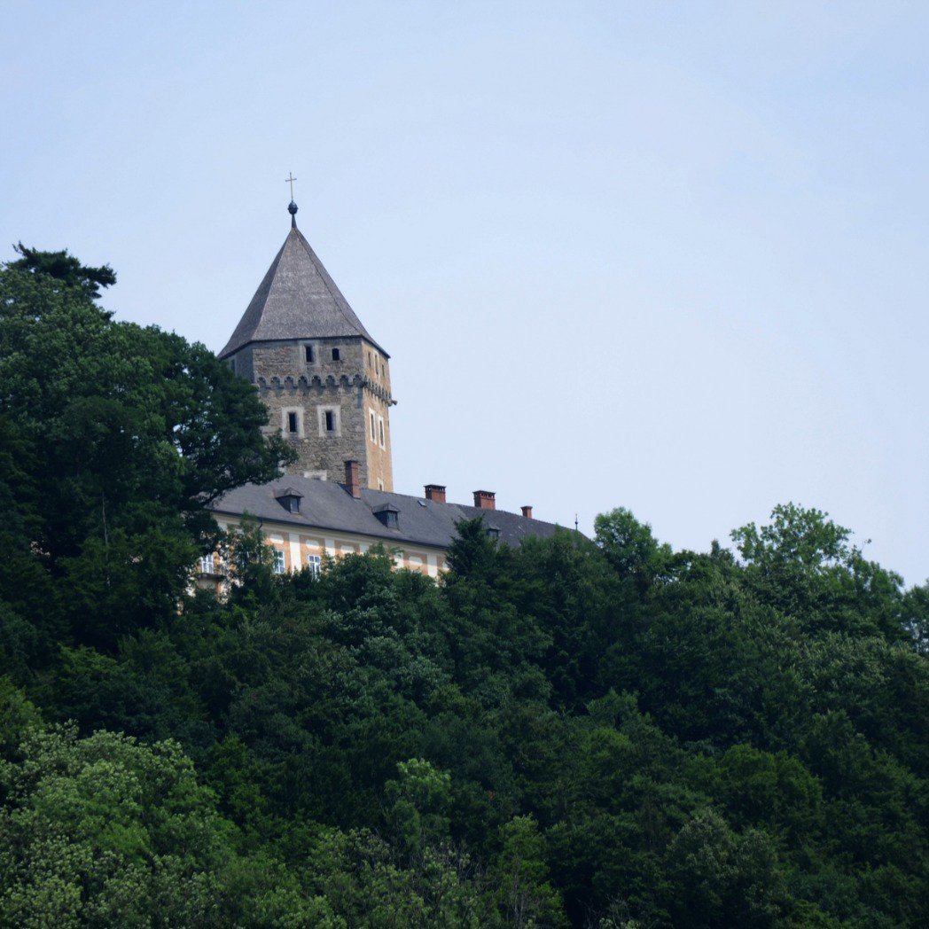 Lindsay_Travel's tweet photo. Hilltop fortifications are everywhere! Love this view. #AvalonRiverCruise #SummerLovin #BeautifulView #DreamExploreDiscover #ExploreYour … https://t.co/PC81Sklvul