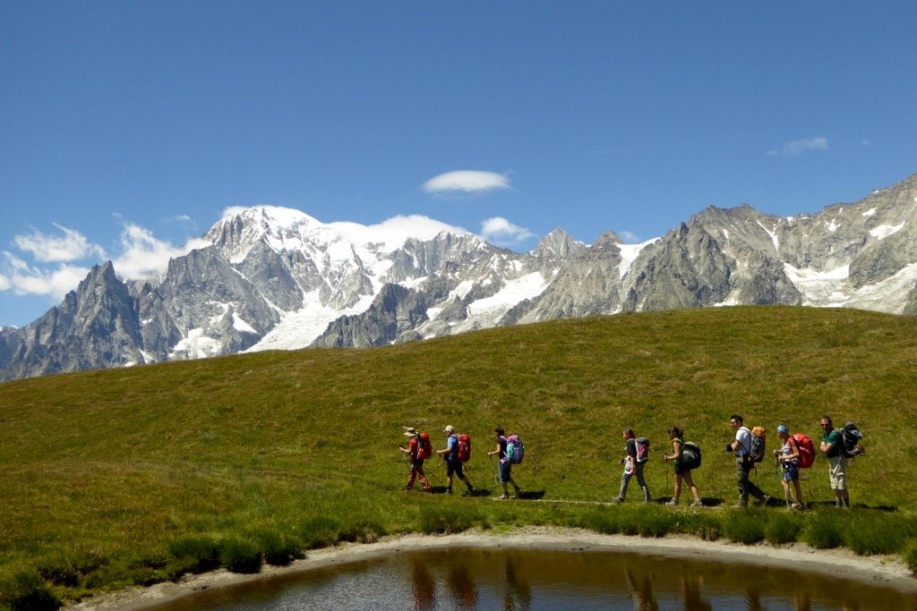 Beppeley's tweet photo. Anche la bravissima @CasalinoManuela con il @CAI150 sui #sentieri del #MonteBianco.
Uscire dal virtuale per ritrovarsi in #montagna #Alpi https://t.co/2xG9Bo7DMY