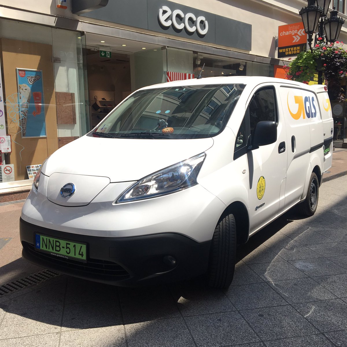 PoletoPoleEV's tweet photo. Great to see #GLSgroup in #Budapest using @NissanElectric E-nv200 vans for deliveries ⚡️ #ElectrifyTheWorld https://t.co/PnPNSsLglu