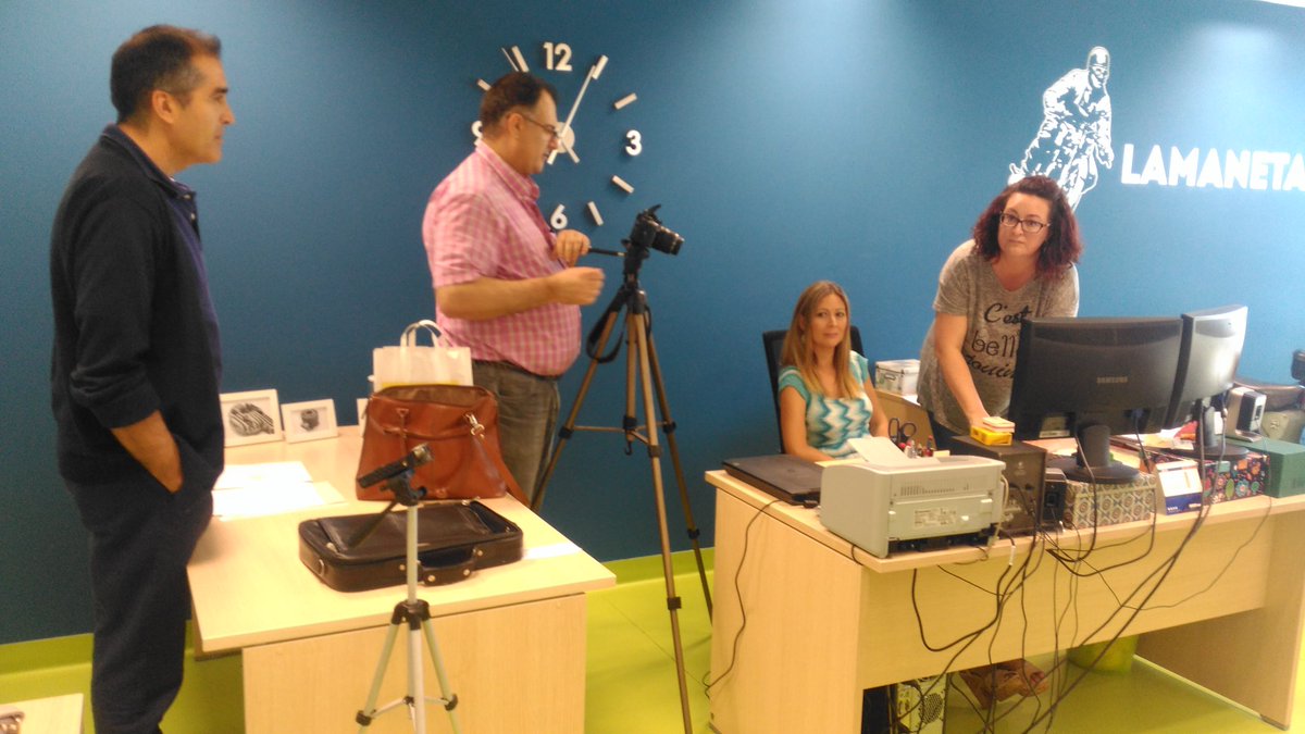 LanzaderaAlm's tweet photo. #videocurriculum, gracias a @lamanetacom y al @cadealmeria. Hemos grabado nuestro primer vídeo currículum, #mejorando  nuestra presentación https://t.co/PUzwjcfZCp