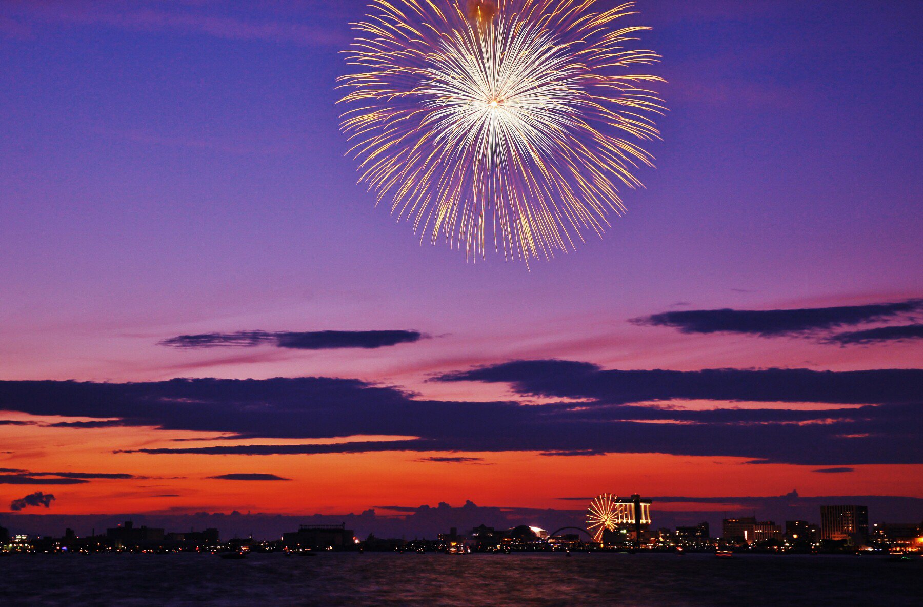 よっちゃん Al Twitter 黄昏ｈａｎａｂｉ 夕焼け見ながら本番に備え緊張感漂う中 夕焼け空を背景にほのぼのした花火に緊張 から解放され いざ本番へ 皆さんおはよう 今日も良い一日を 北九州頑張れ 名古屋港花火大会17夏 名古屋港 夕焼け T Co