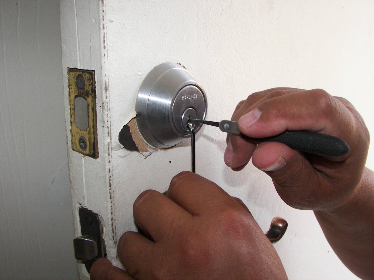 1CityLocksmith's tweet photo. Call a local locksmith to pick a lock for you without damaging your front door. Dial (480) 522-1028 Phoenix, Arizona https://t.co/WQHrOSxdAD https://t.co/BBLlUrLwUa