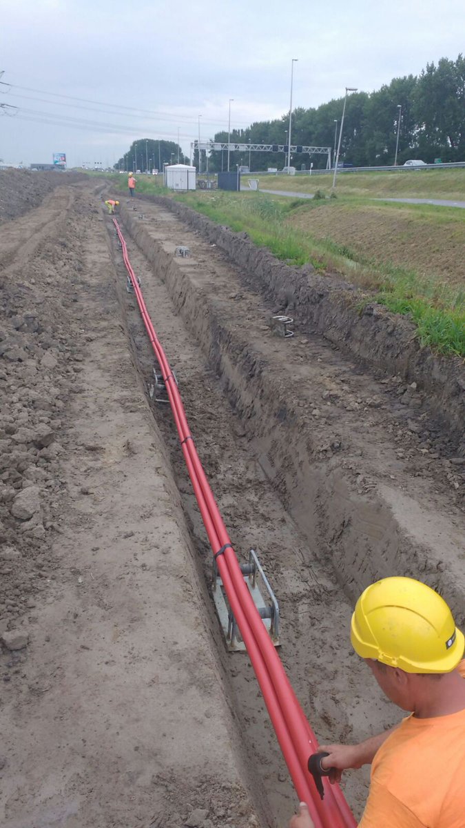 Dick_de_Gelder's tweet photo. De eerste paar kilometers liggen er in, nog een paar haspeltjes te gaan! Zoetermeer -> Waddinxveen...#PN_Bouwt @vGeldergroep @WestlandInfra https://t.co/g1xBnLrNDE