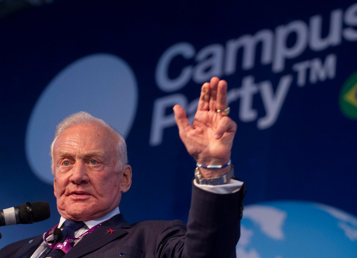 The history told by his own writer. Watch <a href="/TheRealBuzz/">Dr. Buzz Aldrin</a> keynote at #CampusParty about #Apollo11 j.mp/2tuq6ml