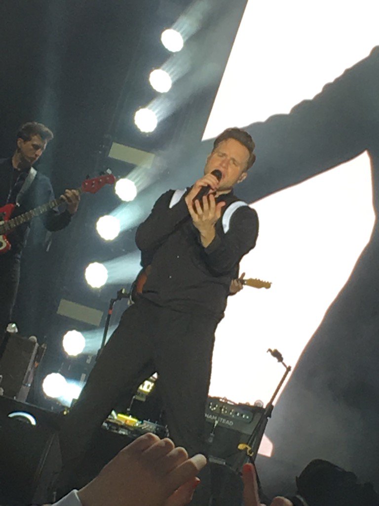 carolannbarr's tweet photo. When @ollyofficial sings to you!!! Anytime baby!! Anytime #needsawoman #exdidntappreciatethesongs https://t.co/s9nwK1liyL