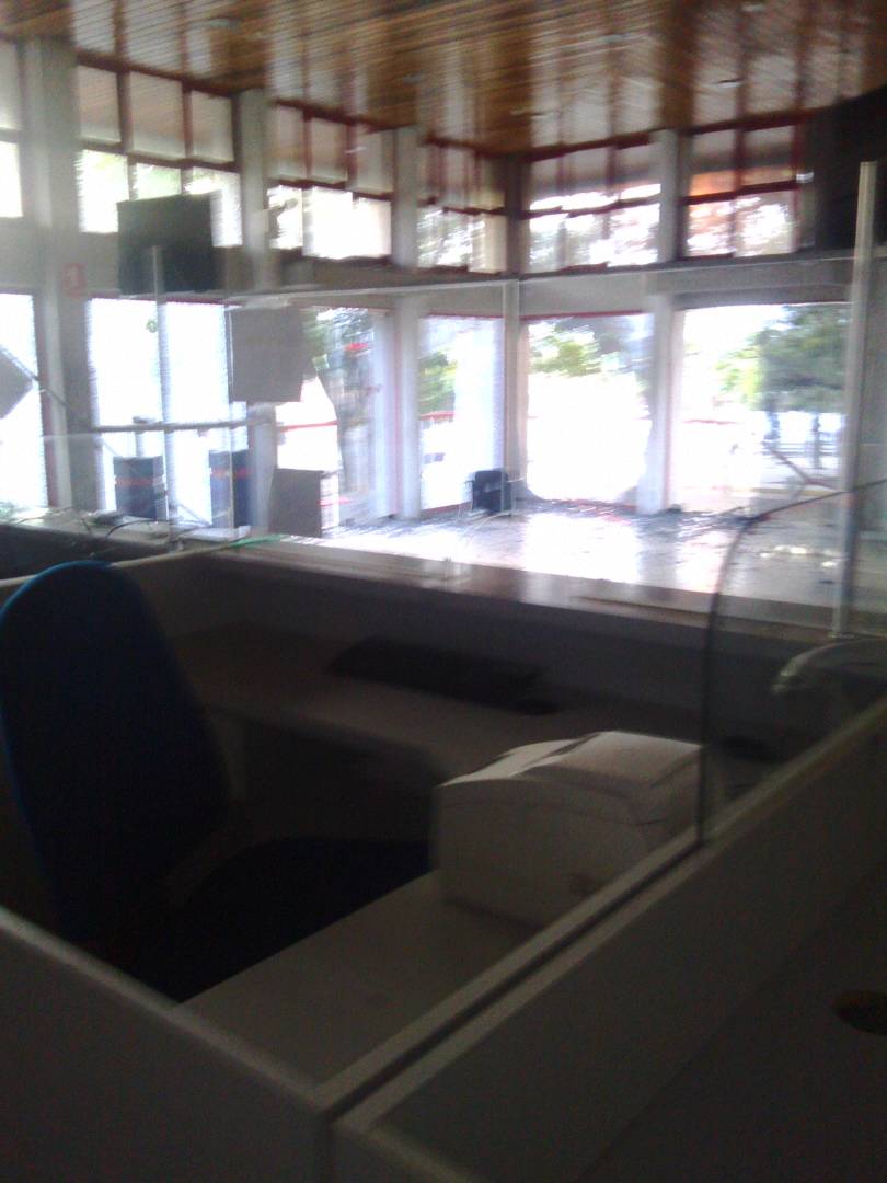 OmarMiranda20's tweet photo. Terroristas Guarimberos Acabaron y Robaron Oficina Comercial Corpoelec en Cabudare Lara .. @LaZurdaDeChavez @LMOTTAD @dcabellor @mangozurda https://t.co/azerAWcSE6