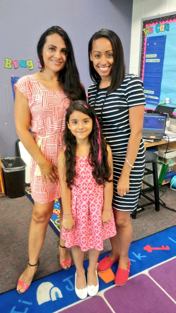 LadyAlvarezC's tweet photo. Very exciting our peek at my seat ... Our first grader Nor Saray Sharpe.... https://t.co/2kVaxnyuT0