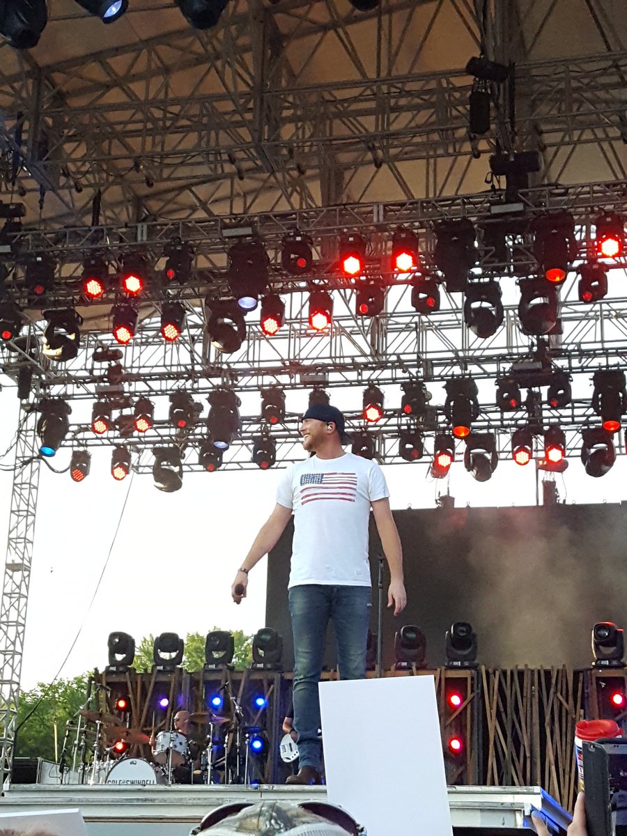 TCountrySource's tweet photo. @coleswindell has taken the stage at @CountryJam
#LetsGetWeird #countryjam2017 #jamwithTCS https://t.co/RupTV0rHOf
