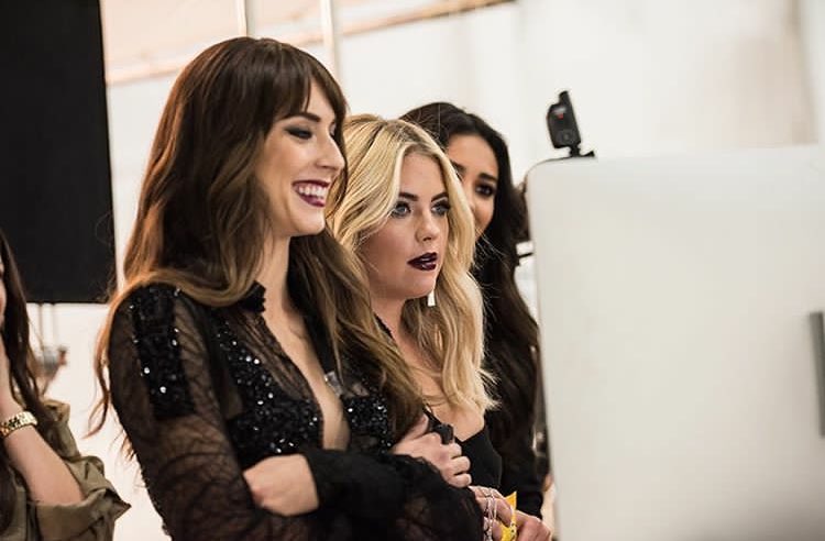 pllconventionbr's tweet image. Que saudades desse elenco junto, das brincadeiras, dos snaps, fotos e de tudo 💔 #PLLGameOver