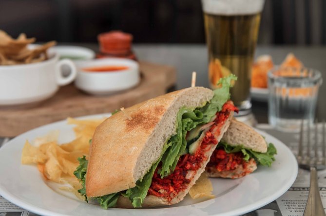 PedregalaMx's tweet image. Acompaña nuestra torta de cochinita con una cerveza, no hay mejor combinación. #tarde #PDGL #CantinaPanorámica