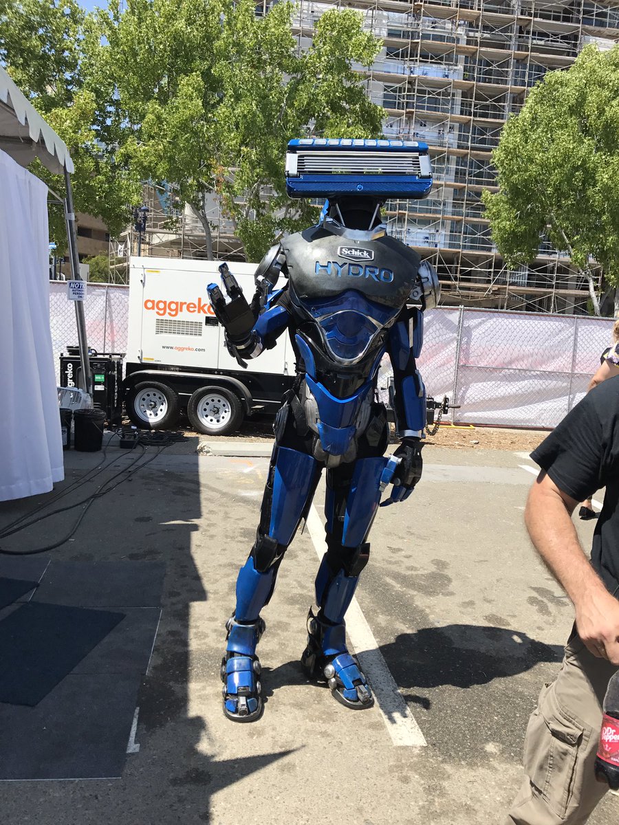 SuzetteValle's tweet photo. Looking "sharp" Mr. #Hydrobot #SDCC17 @SchickHydro https://t.co/xDxxDUcwYH