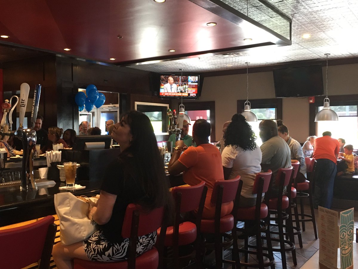 TXchilihead's tweet photo. The party is on at TGI Fridays Humble! Ribbon cutting at 5. DJ, beer samples. Food! https://t.co/KUSWfPfFSL