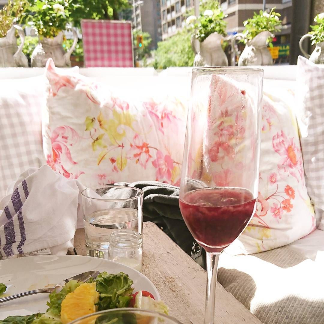 RoopCreative's tweet image. Nothing like a #champagne #cocktail to seal the deal at #brand meetings. buff.ly/2uDQ1rI