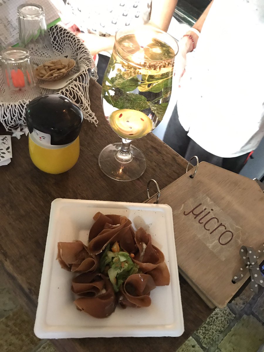 Gidicci's tweet photo. 🔝Carpaccio di #Mopur con formaggio di mandorle alle erbe cipolline. #Spritz allo zenzero. Aperitivo #vegan #Cisternino #MicroPuglia. @OrnaOR https://t.co/mOdS1knj9c