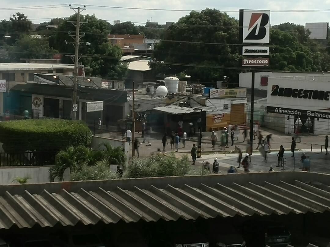 diaz_aidee's tweet photo. #lapecera #losolivos, guardas, policía regional y nacional en motos disparando a los manifestantes https://t.co/SQckhQMDEz