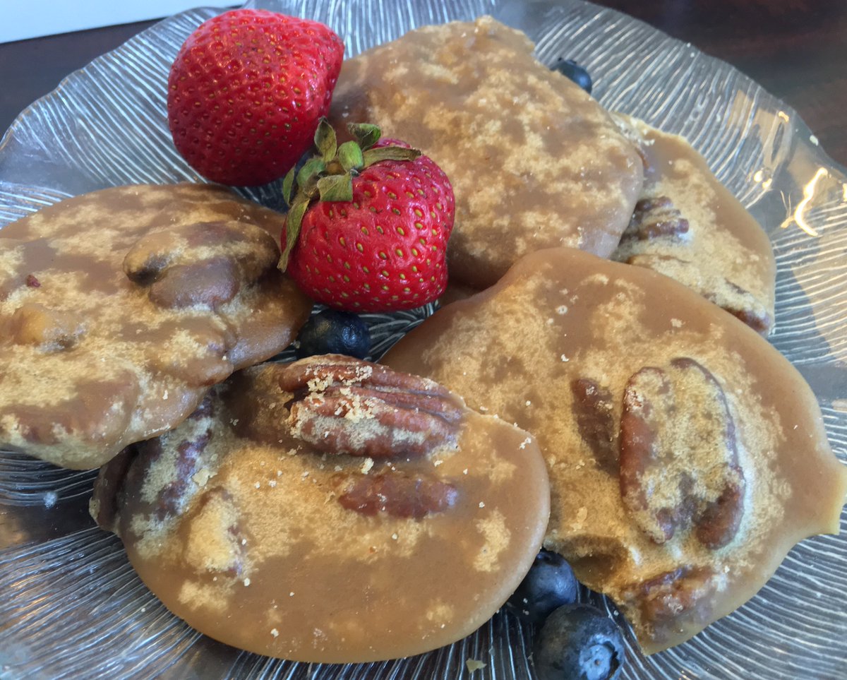 BillyeBHarris's tweet photo. Pralines in your room when you arrive...#SouthernPrincess #CaloriesToInfinityAndBeyond https://t.co/0VNuV78RnE