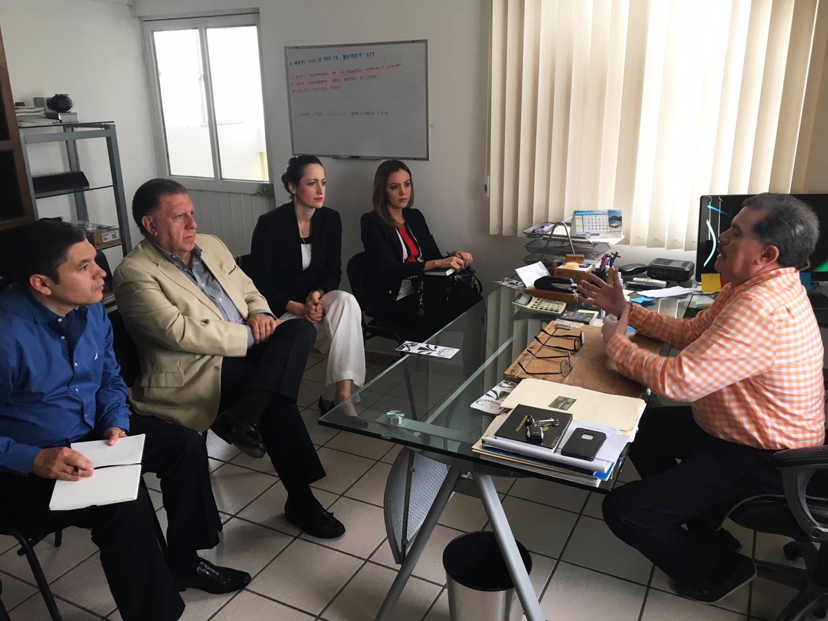 SdecoDgo's tweet photo. El Secretario @rdsedeco visito la empresa #Fibercomposite dedicada a la elaboración de arcos #FlyerBows y tecnología avanzada en composite https://t.co/NlFGry6RJt