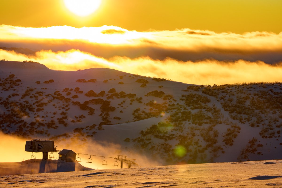 _hotham's tweet photo. Clear skies right now with today hitting -1°. 4cm natural snow yesterday arvo with plenty of snowmaking overnight. A bluebird today. #Hotham https://t.co/2Gd8juhVN0