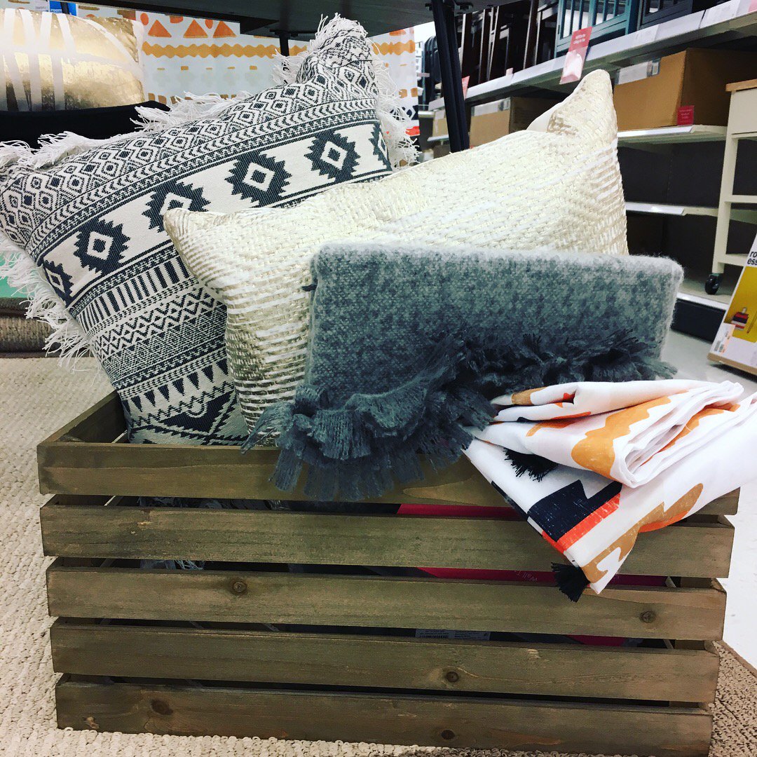 T2346vml's tweet photo. Back to school desk inspo📔 #T2346 #vmtl @OswaldDebbie @k_richadson @STYLEDBYVICTOR https://t.co/ZV2uaT3bvZ