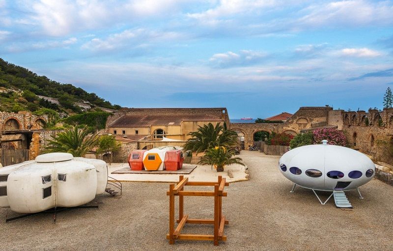 Archisparis's tweet photo. On met son chapeau, on se prend un #pastis, et on fonce dans les #calanques 🌊https://t.co/leYqjsJj7Y #architecture #marseille #exposition https://t.co/ylxOHgYz0h