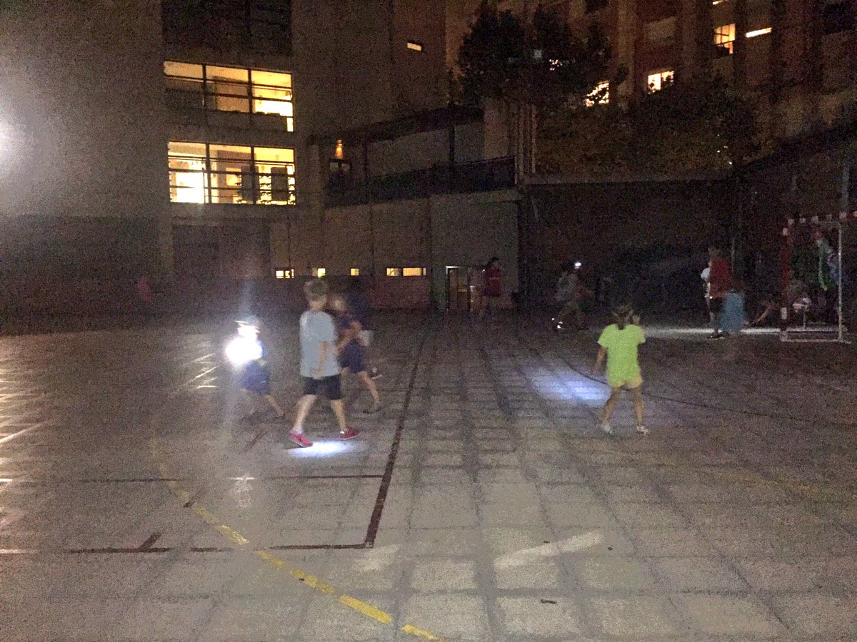 escolaipse's tweet photo. Joc de nit en el pati de l'escola #bivac17 #ipse50 https://t.co/Qql42APK5u