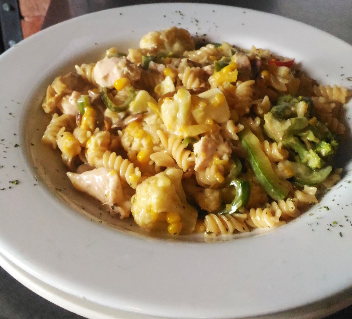 CuoreMcbo's tweet photo. Fetuccini con pollo salteado a la crema con maíz, champiñones, ajo porro, bromuase, cebolla, calabacín, tomate y mozzarella en cubos 👌🏼 https://t.co/PqFJfFnXWk