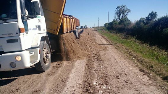 dpventrerios's tweet photo. #Seguí y #CanteraCostaParaná realizó perfilado, corte de banquinas y reposición de suelo calcáreo en tramo #SaucePinto con #ColoniaMerou https://t.co/b2RGAOdUSG
