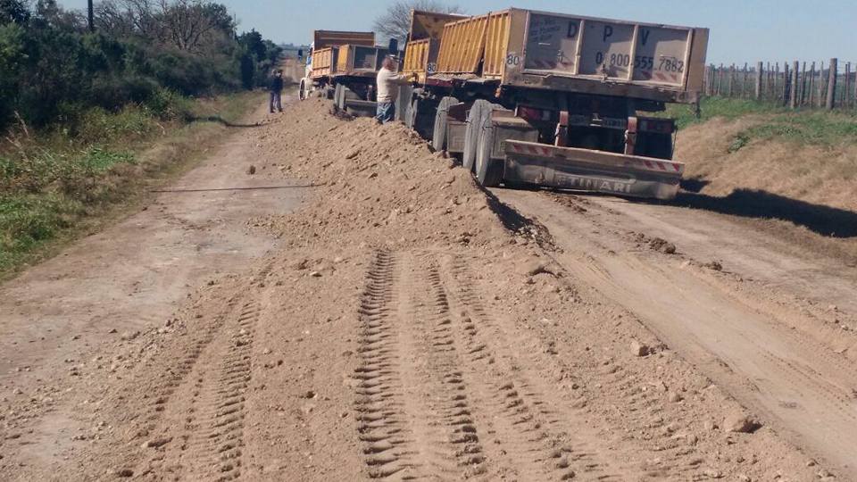 dpventrerios's tweet photo. #Seguí y #CanteraCostaParaná realizó perfilado, corte de banquinas y reposición de suelo calcáreo en tramo #SaucePinto con #ColoniaMerou https://t.co/b2RGAOdUSG