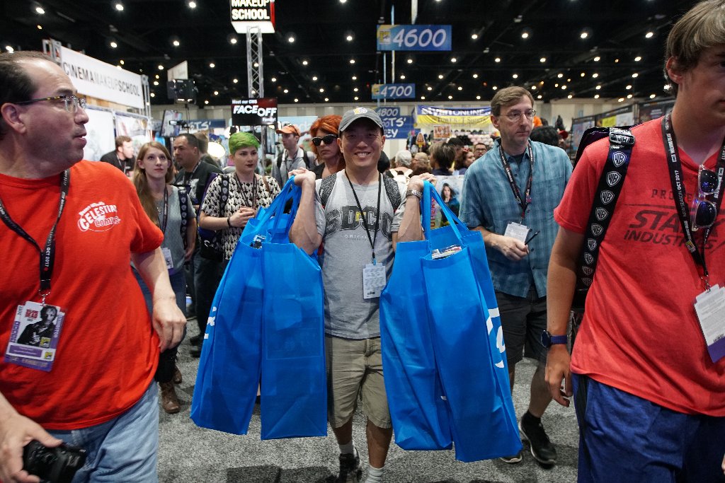 Comic_Con's tweet image. A true veteran of Comic-Con International knows how important arm day is. #SDCC2017 #HasbroSDCC