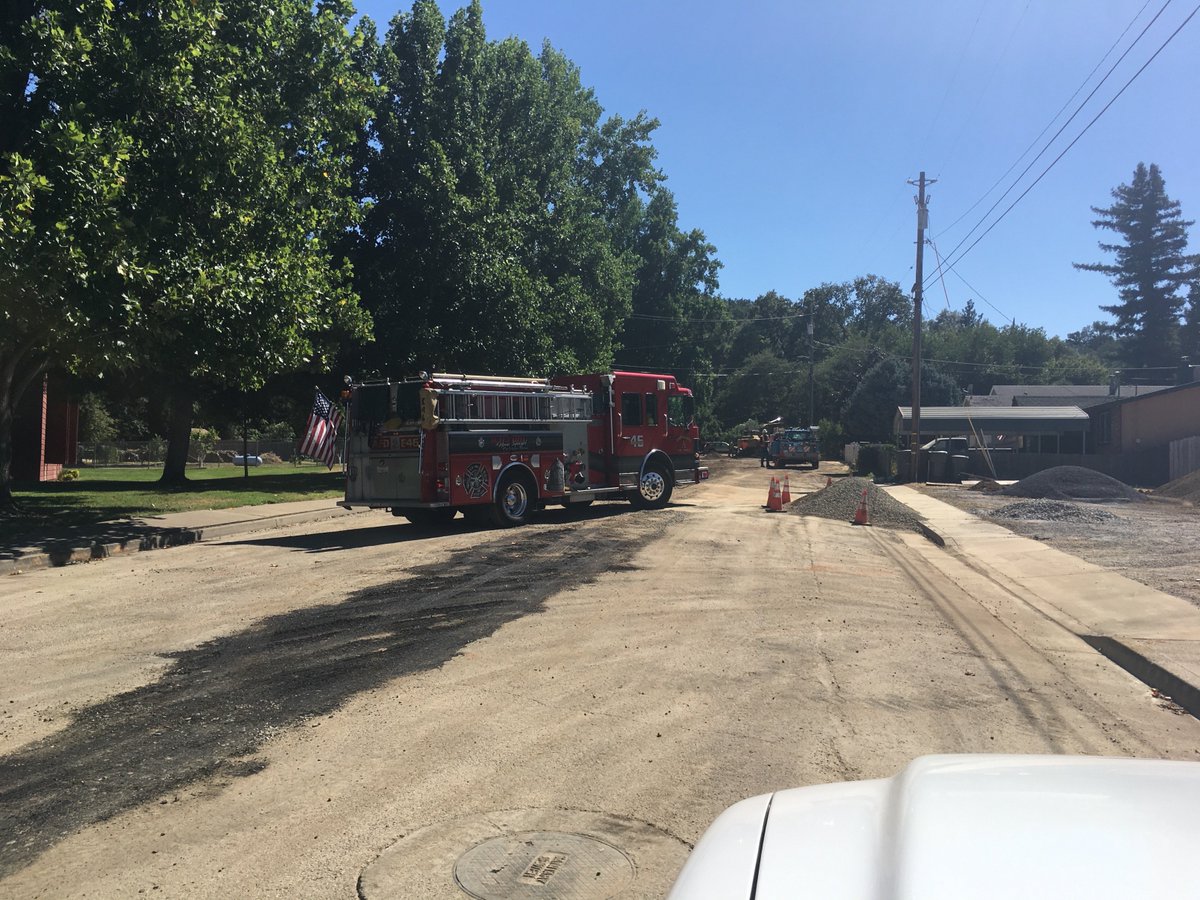 AndersonFire46's tweet photo. Anderson Fire Engine 46 at scene of a reported natural gas leak in the Fairoaks Drive area. #Anderson #Fire #Daprtment #Engine46 https://t.co/RI1iZ5tWcZ