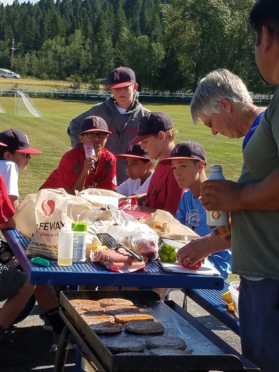 CoachMusgraves's tweet photo. All the Rippers pitching in making team dinner. #FEELTHERIP https://t.co/oe8t9NhDNq
