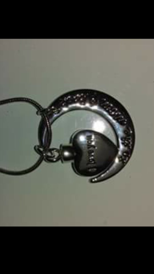 WTOL11Toledo's tweet photo. Middletown woman offers reward for missing locket containing fiance's ashes - https://t.co/1Wb0z7stm0 https://t.co/iddbqh76Rk