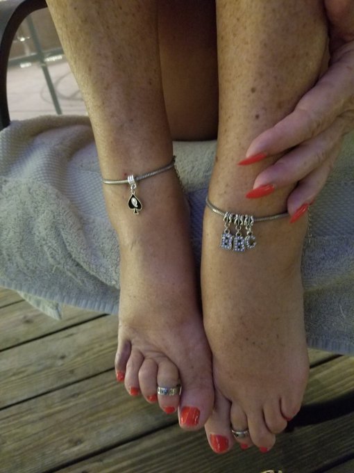 Sexy #feet with hot jewelry from my good fan Mark in Ny https://t.co/VOMw4J5Guz<a href="/tag/feet"class="tags">#feet</a>