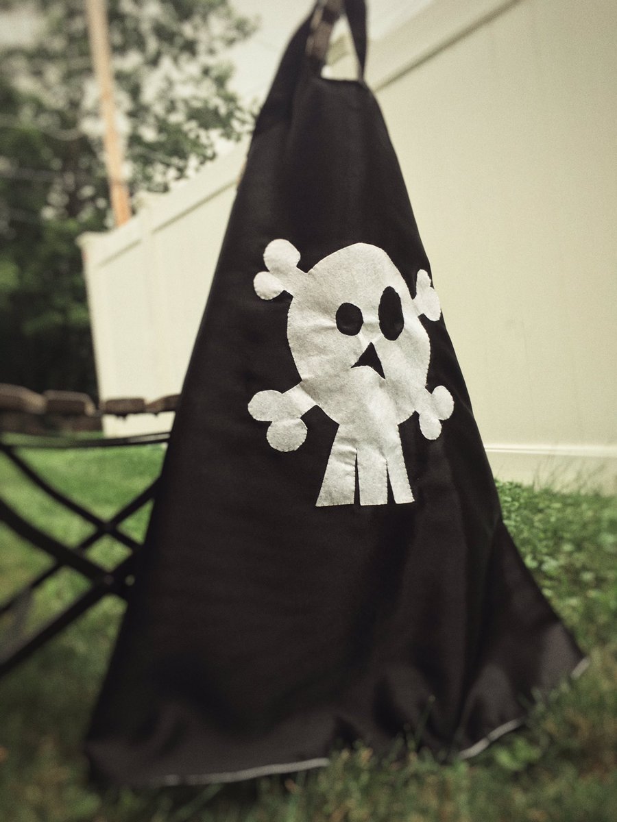 andinstitch's tweet photo. The world needs more super heros! #diy #handsewn #lighteningman #kidscapes https://t.co/T1pyzrmJHz