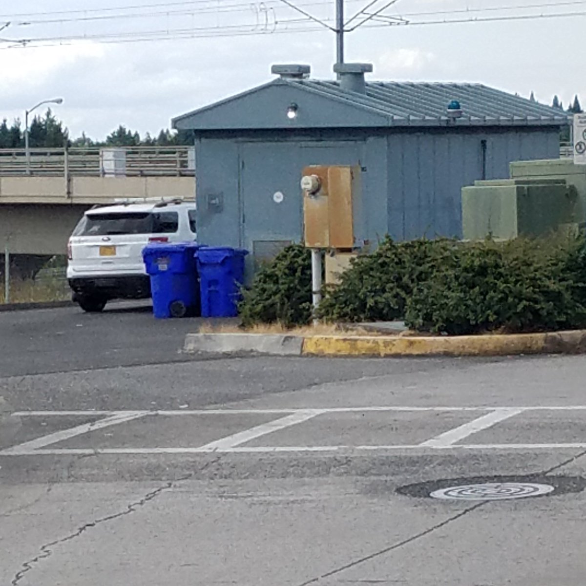 PdxBusDriver's tweet image. Hiding so they don't have to work....gotta love gateway where passengers get away with everything while rail supervisor hides