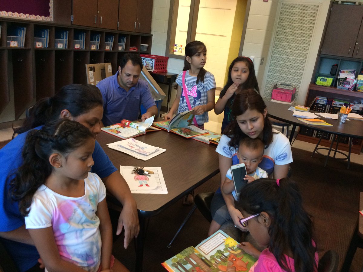 MrsCarter_SMSD's tweet photo. Today's Parent Event for #ELLStepUp was a success 🙌🏼 Loved seeing kids read to their families &amp; parents - parents/families loved it too! https://t.co/EhISkxmDDx