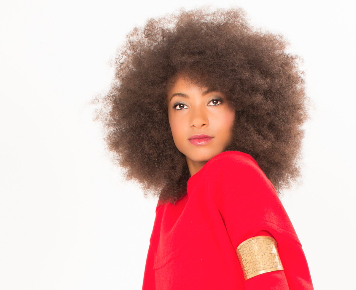 carnegiehall's tweet photo. Vocalist and bassist @EspeSpalding takes the stage now! #NYO2Live https://t.co/shqWCqF2se https://t.co/vI2wjqttMZ