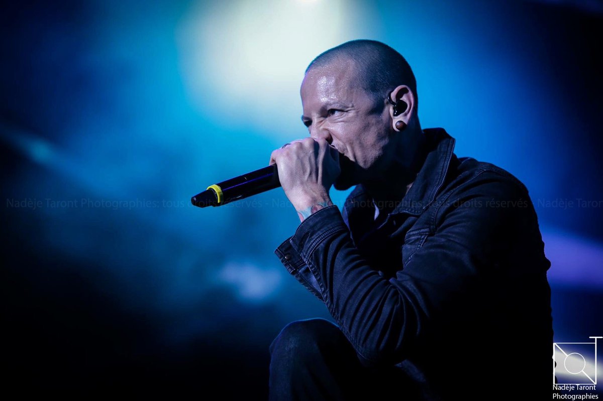 NadejeT's tweet photo. #restinpeacechesterbennington #linkingpark #chesterbennigton #RIPChester 😭 https://t.co/56vuEnHsR8