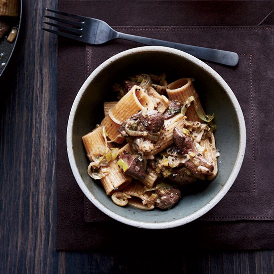 foodandwine's tweet photo. These fast pasta recipes make weeknight dinners a breeze: https://t.co/F8DcS5Fmp3 https://t.co/zVea8gUc6G